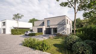 In de Bargeweg een doodlopende straat met aansluiting op de Zandvoordsestraat ter hoogte van bakkerij Devriendt en het kanaal Plassendale – Nieuwpoort vinden we op een boogscheut van het centrum van Oudenburg deze nieuwe verkaveling terug. Deze verkaveling bestaat uit 2 ruime halfopen bebouwingen met 3 of 4 slaapkamers en perceeloppervlaktes vanaf 360 m².<br /><br />Oudenburg is een stad die de voordelen van een plattelandsgemeente en een centrumstad op een harmonieuze manier combineert. Zo heeft Oudenburg tal van restaurantjes, supermarkten, bakkers, beenhouwers, detailzaken, … en dit allemaal op nog geen kilometer van de woningen. Daarnaast is het tevens rustig vertoeven in Oudenburg met zijn lang uitgestrekte velden en prachtige natuurdomeinen. Één van de grootste troeven van stad Oudenburg is zijn ligging, dit was ook de Romeinen niet ontgaan, wiens nederzettingen in Oudenburg gesitueerd waren. Oudenburg gelegen in de driehoek Oostende, Jabbeke, Gistel. Gelegen aan tal van invalswegen en de autosnelwegen richting kust en binnenland.<br /><br />Welke woning je ook kiest, je bent verzekerd van een duurzaam gebouwde, energiezuinige woning met alle ruimte en wooncomfort. Deze hedendaagse woningen worden gebouwd volgens het principe waarbij u als klant nog volledige inspraak in de afwerking hebt!<br /><br />De woning met lotnummer 11 heeft een perceeloppervlakte 378 m², waarvan zo'n 97,10 m² bebouwd en heeft een bewoonbare oppervlakte van 177,10m². Deze woning bestaat op de gelijkvloerse verdieping uit een inkomhal met apart toilet, een ruime leefruimte met open ingerichte keuken en een inpandige garage. Op de eerste verdieping bevinden er zich nog een nachthal met apart toilet, 3 slaapkamers, een badkamer en een extra bergruimte. Daarnaast is er nog de mooie tuin, met verhoogd terras. (Vg, WgLk, Gmo, Gvkr, Vv) ~ E-peil: max E30 ~ Ref: OU29076<br /><br />Bent u op zoek naar een energiezuinige nieuwbouwwoning op een centrale ligging in Oudenburg, die u nog naar eigen stijl kunt laten realiseren? <br />Neem dan vandaag nog contact met ons op voor een vrijblijvende afspraak op kantoor. We lichten graag alle mogelijkheden toe en helpen u graag op weg naar uw nieuwe thuis in de Bargeweg.<br /><br />Residentie Vastgoed treedt niet op als bemiddelaar maar als verkoper van het onroerend goed.
