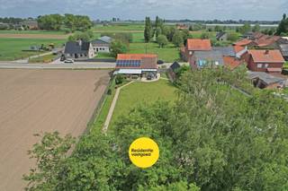 UITZONDERLIJKE KANS: Instapklare open bebouwing op 1.551 m² met prachtig vrij uitzicht te Klerken!<br />Op zoek naar ruimte, rust én het comfort van volledig gelijkvloers wonen? Deze uitstekend onderhouden open bebouwing combineert een toplocatie met een royaal perceel. De woning beschikt over een lichtrijke leefruimte met ingerichte keuken, 3 volwaardige slaapkamers, een badkamer en een apart toilet. De gigantische zolder biedt de mogelijkheid om extra slaapkamers of een hobbyruimte te creëren!<br />De absolute troeven:<br />- Prachtig vrij uitzicht: Geniet van een weids gevoel <br />- Zuidwest-gerichte droomtuin: Een zongericht paradijs waar u optimaal geniet van lichte en lange zomeravonden.<br />- Instapklaar &amp; energiezuinig: Perfect onderhouden en uitgerust met een HR-topketel (aardgas), hoogrendementsglas met rolluiken én 16 zonnepanelen (2018).<br />- Vrijstaande garage &amp; wasplaats: Voorzien van een automatische sectionaalpoort en een praktische, aanpalende wasplaats.<br />KIJKDAG ZATERDAG 6/6/26 VAN 10U TOT 12U (inschrijven via residentievastgoed.be)<br />"De vermelde prijs is een richtprijs. Elk bod wordt overgemaakt aan de eigenaar, die zich het recht voorbehoudt het bod al dan niet te aanvaarden."