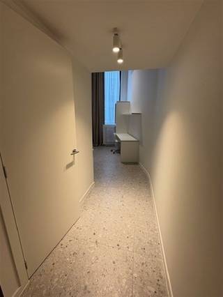 <p><span>** Réservé aux étudiants</span></p><p><span> </span></p><p><span>Vous êtes toujours à la recherche d'un studio d'étudiant confortable et situé au centre de la ville pour cette année académique ? Ce studio lumineux et moderne de la résidence YOU, situé dans la Bogaardenstraat 9, est le choix idéal. Le studio bénéficie d'un emplacement de choix au cœur de Louvain, à quelques pas des campus, de la gare et de la vie urbaine animée.</span></p><p><span>Cette chambre dispose d'une salle de bain privée avec douche, lavabo et toilettes. Une cuisine commune est utilisée pour cuisiner.</span></p><p><span>La chambre est située au premier étage, a une superficie de 20 m² et offre tout l'espace et le confort dont vous avez besoin en tant qu'étudiant.</span></p><p><span>Le loyer est de €750/mois, à l'exclusion d'une provision de €50/mois pour les charges (eau, électricité, chauffage, internet).</span></p><p><span>La résidence YOU dans la Bogaardenstraat est une résidence étudiante moderne équipée d'installations contemporaines telles qu'un local à vélos verrouillable, un local à déchets et des espaces intérieurs verts pour se détendre et se rencontrer. Grâce à son emplacement près de la Bondgenotenlaan et du campus de la KU Leuven, vous êtes toujours proche de tout ce qui compte dans la vie étudiante de Louvain.</span></p><p><span>L'accessibilité est excellente : les arrêts de bus, la gare et les magasins sont accessibles à pied.</span></p><p><span>Intéressé(e) ? Contactez-nous rapidement à l'adresse student@immolivit.be ! </span></p><p><span> </span></p>