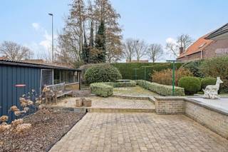 Instapklare en perfect onderhouden villa op 1.285m² Het gelijkvloers omvat een ruime inkomhal met gastentoilet, een lichtrijke leefruimte met...