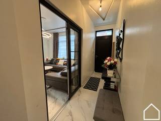 Ontdek deze volledig afgewerkte rijwoning met 4 slaapkamers, 2 badkamers en een zonnige stadstuin, ideaal gelegen in Ieper. Dankzij de...