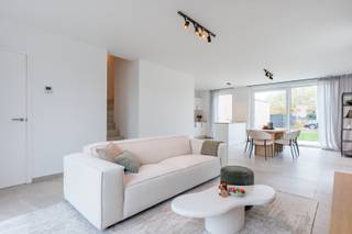 Deze halfopen bebouwing is zeer rustig gelegen op een woonerf in Wiekevorst, een deelgemeente van Heist-op-den-Berg.Het gelijkvloers bestaat uit een...