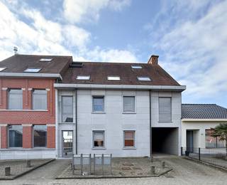 In deze rustige straat bevindt zich dit aangename duplexappartement op de tweede verdieping, bereikbaar via de trap.Het appartement biedt een...