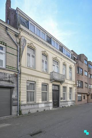 Volledig te renoveren neoclassicistisch herenwoning met maar liefst <strong>zes slaapkamers</strong>, diverse woonvertrekken, een oost georiënteerde tuin en diverse charme-elementen. De woning is gelegen op wandelafstand van het kanaal Roeselare-Leie, het station en het stadscentrum. Een zeer centrale doch vrij rustige locatie. Inkomhal met zowel links als rechts woonvertrekken. In de uitbouw werd de keuken gevestigd en diverse bergingen. Nachthal, badkamer, vier slaapkamers. Nachthal, twee slaapkamers en nog een zolderruimte. De woning beschikt over een zonnige tuin en staat in directe verbinding met de straat via de inkomhal. EPC label F - renovatieverplichting van toepassing | Geen isolatie | Houten schrijnwerk enkele beglazing | CV op aardgas (1986) en enkele gas- en houtkachels | Asbestveilig - niet asbestvrij | Voorschriften hieronder bij documenten te downloaden - stemming stedelijk woongebied | Diverse charme elementen (geïnventariseerd erfgoed). Laurence (BIV 541 501) organiseert voor deze woning de bezoeken, mits het maken van een afspraak.