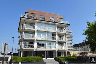 Binnen staanplaats in een villa-residentie thv Obumex en de minigolf te Kustlaan Zoute.Aan de garage is een private kelder/berging gekoppeld die...