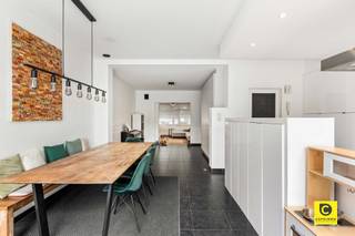 <p><span>Prachtige halfopen bebouwing met 4 slaapkamers en 2 badkamers in het centrum van Aartselaar</span></p><p><span> </span></p><p><span>Bent u op zoek naar een instapklare woning waar comfort, ruimte en licht perfect samenkomen? Dan is deze schitterende halfopen bebouwing in het hart van Aartselaar precies wat u zoekt. Met een bewoonbare oppervlakte van 200, m² (volgens EPC) en een perceel van 445 m² biedt deze woning alle ruimte voor een groeiend gezin.</span></p><p><span>De woning beschikt over vier volwaardige slaapkamers en twee badkamers, waardoor ze uitermate geschikt is voor grotere gezinnen of wie graag extra ruimte heeft voor bureau, hobby of logeerkamer. Daarnaast geniet u van een ruime oprit met plaats voor meerdere wagens en een ruime garage.</span></p><p><span>Gelegen in het centrum van Aartselaar bevinden winkels, scholen en openbaar vervoer zich op wandelafstand. Een toplocatie die comfort en bereikbaarheid perfect combineert.</span></p><p><span> </span></p><p><span>Indeling van de woning</span></p><p><span> </span></p><p><span>Gelijkvloers</span><span><br />De lichtrijke open indeling zorgt voor een aangename verbinding tussen keuken, eetruimte en woonkamer. De gezellige leefruimte is uitgerust met een open haard en straalt warmte en karakter uit. De moderne keuken met kookeiland en ingebouwde toestellen sluit naadloos aan op de eetruimte. Aansluitend bevindt zich een praktische berging.</span></p><p><span>Via de grote schuiframen bereikt u het zonnige terras en de verzorgde tuin, die veel privacy biedt en ideaal is voor ontspanning of gezellige momenten buiten. Verder vindt u op het gelijkvloers een gastentoilet, een garage en een ruime oprit voor meerdere auto’s. Er is een laadpaal aanwezig. </span></p><p><span> </span></p><p><span>Eerste verdieping</span><span><br />Hier bevinden zich twee ruime slaapkamers en een volledig uitgeruste badkamer met bad, douche, lavabomeubel en toilet.</span></p><p><span> </span></p><p><span>Tweede verdieping</span><span><br />De bovenste verdieping omvat nog twee slaapkamers en een tweede badkamer met douche, lavabomeubel en toilet. De slaapkamers zijn voorzien van airco’s.</span></p><p><span> </span></p><p><span>- 1 verdieping</span></p><p><span>Er is nog een kelder aanwezig </span></p><p><span> </span></p><p><span>Troeven van deze woning</span></p><ul><li><span>Instapklare halfopen bebouwing </span></li><li><span>Leefruimte op het gelijkvloers </span></li><li><span>Veel natuurlijke lichtinval </span></li><li><span>Airco’s aanwezig</span></li><li><span>4 slaapkamers, 2 badkamers  en  3 toiletten </span></li><li><span>Ruime garage en oprit voor meerdere wagens </span></li><li><span>Perceel van 445 m² in het centrum van Aartselaar </span></li><li><span>Elektriciteit conform </span></li><li><span>Betonconstructie </span></li><li><span>Kindvriendelijke en centrale ligging </span></li><li><span>Laadpaal aanwezig </span></li><li><span>asbestveilig </span></li></ul><p><span>Deze woning is een zeldzame kans voor wie op zoek is naar comfortabel en kwaliteitsvol wonen op een toplocatie.</span></p><p><span>Wacht niet te lang — instapklare woningen op deze ligging zijn bijzonder gegeerd.</span></p><p><span> </span></p><p><span> </span></p><p><span> </span></p>