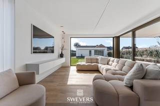 Voor meer info en foto’s, surf naar www.swevers.be – Deze exclusieve A+ architectenwoning in de Meelbergstraat in Paal, gebouwd in 2025, combineert moderne architectuur met een doordachte indeling en hoogwaardige afwerking.Label A is de norm voor woningen tegen 2050. Deze is zelfs A+. Met een bewoonbare oppervlakte van 217 m² geniet u van een ruime en lichtrijke leefomgeving dankzij grote raampartijen en een open structuur. Via de inkomhal bereikt u het gastentoilet, de berging en de inpandige garage, met aansluitend de leefruimte van 38,64 m² en een volledig uitgeruste keuken (12,60 m²) met eiland en Miele-toestellen. Het overdekte terras vormt een mooie overgang naar de tuin.<br />Op de verdieping bevinden zich drie slaapkamers en twee badkamers. De masterbedroom (34 m²) beschikt over een ensuite badkamer met ligbad, douche en dubbele lavabo. De overige kamers (12,60 m² en 12,96 m²) zijn volwaardig, aangevuld met een tweede badkamer en extra bureauruimte op de overloop. Het zuidwest georiënteerde perceel van 8a 21ca biedt optimale zoninval, met een verwarmd zwembad en poolhouse ( 40m²) met voorzieningen. Verder is de woning uitgerust met zonnepanelen, laadpaal, hybride verwarming en ventilatiesysteem D. <br />Een A+ woning is niet alleen energiezuinig. Het is comfortabeler wonen, elke maand besparen én investeren in de toekomst. Gelegen nabij Paalse Plas, Millennium Golf en op 2200 m van de snelweg, met scholen en winkels dichtbij. Richtprijs: €765.000 excl. Btw en aansluitkosten nutsvoorzieningen. . Voor meer informatie, bel 011 255 155. Bron bewoonbare oppervlakte: EPC – verslag.