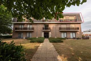 Ontdek dit<span><strong> ruim appartement van 97 m</strong></span>² op de <span><strong>2de verdieping van Residentie Ter Wilgen</strong></span>.<br />Dankzij de<span><strong> rustige ligging</strong></span>, op wandelafstand van winkels en het <span><strong>natuurgebied De Zavelput</strong></span>, geniet u hier van een ideale combinatie van <span><strong>comfort en bereikbaarheid</strong></span>.<br />Het appartement beschikt over een<span><strong> lichtrijke leefruimte met open haard</strong></span>, een <span><strong>aparte keuken, 2 volwaardige slaapkamers</strong></span>, waarvan één met <span><strong>ingemaakte kasten </strong></span>en de andere met een <span><strong>gezellig balkon</strong></span>, een praktische berging/wasplaats, een apart toilet en een <span><strong>badkamer met dubbele lavabo, regendouche en handdoekradiator</strong></span>.<br />Extra comfort wordt geboden door de aanwezige <span><strong>airconditioning, zonnescreens, aardgasverwarming </strong></span>en een <span><strong>private kelderberging</strong></span>.<br />Het appartement is <span><strong>goed onderhouden en instapklaar</strong></span>, al kan het wel een <span><strong>kleine opfrissing</strong></span> gebruiken.<br />Momenteel is het appartement reeds 3 jaar verhuurd. Bij de aankoop is <span><strong>één garagebox verplicht aan te kopen voor € 15.000</strong></span>, met de mogelijkheid om een 2de garagebox optioneel bij te kopen.<br />EPC : 373 en UC : 2383852<br />Wenst u een bezoek ? Contacteer Peter : 0496/176878