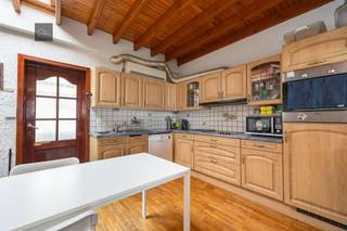 Ontdek deze charmante rijwoning in het hart van Merksem!Deze uitnodigende woning biedt u een harmonieuze combinatie van comfort en stijl. Met twee...