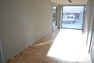 Kantoor/winkel ruimte van 23m² met bijhorende kelder berging van 30m².Beschikbaarheid: 01/10/2026Adres: Bissegemstraat 15, GullegemHuurprijs: 475...