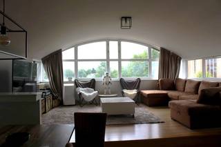 <strong>Gelegen in het centrum van Hoogstraten</strong><br /><br />Een appartement op de derde verdieping met een ruime woonkamer, volledig vernieuwde, ingerichte keuken en badkamer met douche. Verder beschikt dit appartement over twee slaapkamers, een gezellig terras en een autostaanplaats. Gelegen op wandelafstand van alle voorzieningen zoals winkels, scholen, horeca en openbaar vervoer. <br /><br />Beschikbaar vanaf 1 januari 2026.