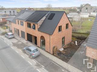 <p><span>Beslist u voor 31/12/2025 dat u </span><span>éé</span><span>n van deze woningen aankoopt? Dan leggen wij voor u het terras en de oprit aan!</span></p><p><span> </span></p><p><span>Het nieuwbouwproject Guynemer is een project waarin we 5 nieuwbouwwoningen gaan ontwikkelen. Voor deze nieuwbouwwoningen trekken we de lijn van onze vorige nieuwbouwprojecten door, waar 3 troeven centraal staan!</span></p><p><span> </span></p><ul><li><span>Ligging</span><span>: de nieuwbouwwoningen bevinden zich in het levendige Poelkapelle, een deelgemeente van Langemark-Poelkapelle. Bovendien hebben deze woningen een zeer centrale ligging tussen Ieper en Roeselare, maar ook een vlotte verbinding met het centrum van Langemark-Poelkapelle alsook Zonnebeke.</span></li><li><span>(Woon)oppervlakte</span><span>: De woningen zijn halfopen (3 woningen) of gesloten (2 woningen), maar hebben allemaal een directe toegang tot de tuin. De woningen bevatten o.a. 3 slaapkamers en hebben een woonoppervlakte (180m</span><span>²</span><span> tot 196 m</span><span>²</span><span>) die optimaal benut kan worden. Naast de bewoonbare ruimtes, worden de woningen ook voorzien van een ruime inpandige garage, zolder (wat altijd nuttig is) en extra berging op het verdiep. De woningen hebben ook ruime tuinen (200 m</span><span>²</span><span>tot 276m</span><span>²</span><span>). </span></li><li><span>Woonkwaliteit:</span><span> E20 wordt de EPB-norm van de woningen, wat de koper 50% korting geeft op de onroerende voorheffing gedurende 5 jaar. Naast dit scherpe E-peil streven we naar de maximale prijs-kwaliteit verhouding d.m.v. vloerverwarming, ventilatiesysteem D, aluminium ramen, kwalitatieve keuken,</span><span>…</span><span>. te voorzien. </span></li></ul><p><span> </span></p><p><span>Extra troeven voor deze woningen zijn:</span></p><p><span> </span></p><ul><li><span>Vloerverwarming;</span></li><li><span>Ventilatiesysteem D;</span></li><li><span>Buitenschrijnwerk in ALU;</span></li><li><span>Regenwaterput van 10.000 L bij iedere woning</span></li><li><span>Halfopen woningen, bij de 2 gesloten woningen is er een directe toegang tot de tuin via de garage;</span></li><li><span>Inpandige garage en extra autostaanplaats bij iedere woning;</span></li><li><span>Als bouwheer garanderen we een E-peil van E20, wat u als koper recht heeft op een korting van 50% op uw onroerende voorheffing gedurende 5 jaar;</span></li><li><span>U koopt rechtstreeks van de bouwheer;</span></li></ul><p><span> </span></p><p><span> </span></p><p><span>Wij streven naar de maximale prijs-kwaliteit verhouding, de volledige afwerking van de woningen staat verder omschreven in het lastenboek. </span></p><p><span> </span></p>