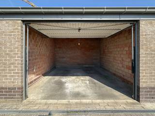 <strong>ENERGIZUINIG, INSTAPKLAAR 2-SLAAPKAMERAPPARTEMENT</strong> met groot overdekt <strong>TERRAS</strong> en <strong>APARTE GARAGEBOX </strong>(optioneel - 18.000 euro) te Sint-Niklaas. De lichtrijke leefruimte met eetplaats sluit aan op een ingerichte, halfopen keuken. Verder beschikt u over een badkamer <strong>MET LIGBAD ÉN DOUCHE</strong>, twee volwaardige slaapkamers en een praktische berging/wasplaats. Dankzij <strong>DUURZAME TECHNIEKEN</strong> geniet u van een <strong>LAAG ENERGIEVERBRUIK</strong>. Gelegen aan de <strong>RAND VAN HET CENTRUM</strong> met winkels, scholen en openbaar vervoer op wandelafstand. <strong>VLOTTE VERBINDING NAAR E17, N70 EN N16</strong>. Ideaal voor wie <strong>COMFORTABEL EN DUURZAAM</strong> wil wonen in een centrale, rustige buurt.<br /><br />Adres: Hertjen 86 bus 102 te Sint-Niklaas