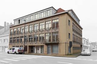 Dit gebouw bestaat uit 3 verdiepingen met serviceflats (18 flats).<br />Op het gelijkvloers bevindt zich er een ruime eetzaal met aansluitend een ruime keuken.<br />De serviceflats bevinden zich op verdieping 1 tot 3.<br />Het gebouw is voorzien van alle nodige faciliteiten om de uitbating verder te zetten.<br />Er is momenteel geen bewoning in het gebouw, de serviceflats staan leeg.<br /><br />Wenst u dit interessant gebouw te bezichtigen, neem dan contact op via telefoon op 0495/50.69.20 of via e-mail naar nicolas@jolieinvest.be<br />