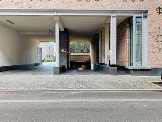 Autostaanplaats te huur dichtbij het centrum en het station in Sint-Niklaas. <br />Huurprijs 70,00 euro per maand. <br />Onmiddellijk beschikbaar.