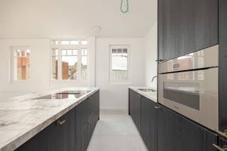 <p>Wonen met charme, klasse en een vleugje grandeur</p><p>Een gebouw dat niet alleen gezien mag worden, maar ook één met een architecturale air. Hier ademt de gevel art nouveau, kom je binnen in een authentieke hal, heb je hoge plafonds. Een woning met geschiedenis en een verhaal, en dit in een modern jasje.</p><p>Welkom in de geliefde Markgravewijk, een levendige buurt met standing waar architecturale parels, het stadsleven en de rust hand in hand gaan. Parken zijn hier om de hoek, het hipste restaurant van 2025, Cobrahouse is je nieuwe go to en één van de beste bakkers in Antwerpen, Domestic, ligt op wandelafstand. Dit in combinatie met een top bereikbaarheid is een match made in heaven.</p><p>Waarom je hier wil wonen<br />•    Elegante architectuur en volledig gerenoveerd gebouw (ontworpen door Jules Dries, 1910)<br />•    Veel lichtinval en prachtige hoge plafonds<br />•    Terras en balkon met zicht op het park<br />•    Twee volwaardige slaapkamers met een aangenaam ruimtegevoel<br />•    Centrale ligging<br />•    Instapklaar</p><p>Op de derde en vierde verdieping van het gebouw vinden we het duplexappartement met 2 slaapkamers en terras. Een mooie leefruimte met toegang tot de open keuken en eetkamer. Een open keuken, voorzien van alle toestellen (Miele – Samsung) en eiland, met toegang naar het terras aan de achterzijde met zicht op groen. In de nachthal is er een gastentoilet en berging met aansluiting voor wastoestel en droogkast.</p><p>De masterbedroom heeft een ensuite badkamer aan de achterzijde. De 2de kamer ligt op de bovenste verdieping van het appartement en heeft een ensuite badkamer.<br />Interesse? Wacht niet te lang en maak je afspraak via www.sinjoor.be of 03 283 05 00.<span><span></span></span></p>