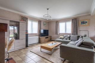 <p><strong>Century21ImmoNero stelt voor:</strong></p><p>Deze perfect onderhouden en instapklare woning, bijzonder rustig gelegen in een doodlopende straat zonder verkeer op een mooi West geörienteerd terrein van 8A69ca en omvattende:</p><p>Inkom met WC en trap, Living van 35m² Volledig ingerichte keuken van 2006 van 11m², Wasplaats, Kamer of bureau van 14m² en berging.</p><p>Verdieping biedt 3 slaapkamers van 14m², 10m² en 12m² en een badkamer (2010) met douche en WC. er is een kelder van 10m².</p><p>In de achtertuin is er een dubbele garage of atelier van 42m².</p><p>Meer info : www.tenrodestraat6.be</p>