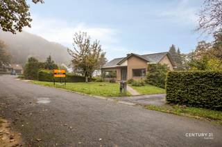 Welkom in Holsbeek! In de doodlopende straat Sint-Geertruibos vind je deze vrijstaande woning op een groen perceel van 13a03. Grote raampartijen, een praktische indeling en een ruime kelderverdieping vormen hier de basis voor een thuis die je volledig naar eigen smaak kan vernieuwen.<br /><br />Via de inkomhal kom je in de aangename leefruimte, waar brede ramen het daglicht binnenlaten en het groen rondom de woning naar binnen trekken. De zit- en eethoek sluiten mooi op elkaar aan, terwijl de haard de ruimte extra karakter geeft. De afzonderlijke keuken biedt plaats voor een ontbijttafel. Aansluitend vormt de veranda een fijne plek om van het uitzicht op de tuin te genieten.<br /><br />Verder bevinden zich op de woonverdieping drie slaapkamers, een badkamer met douche en wastafel en een afzonderlijk toilet. De uitgebreide kelderverdieping met garage biedt plaats voor stockage, een werkatelier of hobbyruimte. Een echte troef voor wie naast de woonvertrekken ook voldoende praktische ruimte zoekt.<br /><br />Buiten geniet je van een ruime tuin. Het terras aan de achterzijde kijkt uit over het groen en geeft via een trap toegang tot de tuin. De oprit naast de woning biedt bovendien voldoende parkeergelegenheid.<br /><br />De woning werd gebouwd in 1975 en is toe aan modernisering en een energetische renovatie. Met EPC-label F kan je de vernieuwing meteen aangrijpen om zowel de inrichting als het energiecomfort grondig aan te pakken.<br /><br />De groene, residentiële ligging combineert de rust van een verkeersluwe straat met de bereikbaarheid van Leuven en de E314. Een mooie kans voor wie ruimte, groen en renovatiepotentieel zoekt op een aangename locatie in Holsbeek.<br /><br />Contacteer ons voor meer informatie of een bezoek ter plaatse via philippe@sophimo.be of 0498 59 84 11!