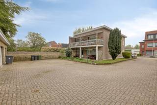Deze kleinschalige opbrengsteigendom is een ideale opportuniteit voor u als investeerder. Het is gelegen nabij het centrum van Brasschaat, te midden van een rustige woonwijk, en is eenvoudig te beheren en te optimaliseren indien gewenst. <br /><br />Het gebouw omvat 2 appartementen (elk 102 m2 groot) en 2 bijhorende garageboxen (telkens zo'n 20 m2 groot). Elk appartement heeft 2 ruime slaapkamers, een grote living met eetruimte, een gesloten keuken, een badkamer en berging. Beiden hebben buiten een privaat terras. <br />In 2019 werd het dak volledig vernieuwd en geïsoleerd met 10 cm isolatie.<br /><br />Op dit moment is er 1 appartement verhuurd .<br />Het gelijkvloers appartement met bijhorende garagebox zal vrij zijn bij akte. <br /><br />Deze vraagprijs bestaat uit de optelsom van de 2 appartementen, 2 garageboxen en het ereloon. <br />De appartementen zijn ook afzonderlijk te koop. <br /><br />Interesse? Contacteer ons via 0465/08.26.69 of info@pandenjagers.be.