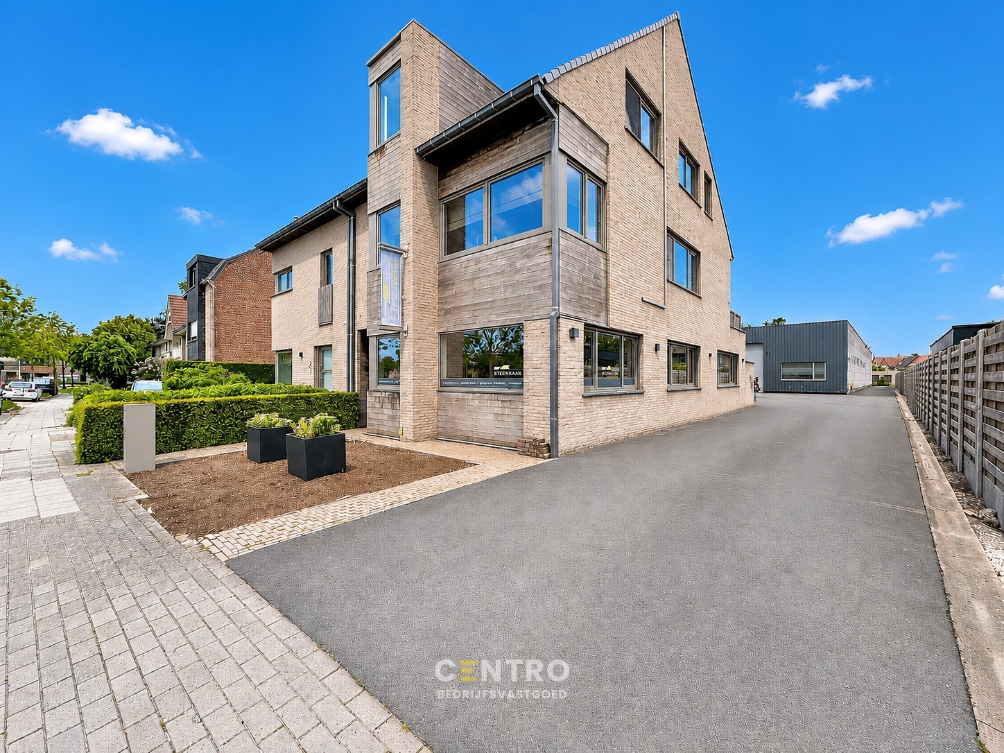 Strategisch gelegen BEDRIJFSPAND met magazijn, kantoren, verhuurd appartement & perceel grond nabij autosnelwegen te 8000 Brugge - photo 3