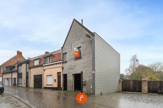 Op te frissen woning met gelijkvloers een inkom, apart toilet, ingerichte leefkeuken, berging en knusse woonkamer. Praktisch ingericht met...