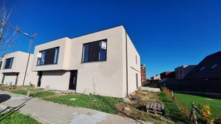 <strong>Halfopen nieuwbouwwoning te koop – Monica Vancloosterstraat, Roeselare (Beveren)</strong><br /><br />Deze moderne<strong> halfopen nieuwbouwwoning </strong>maakt deel uit van een stijlvol nieuwbouwproject in de rustige Monica Vancloosterstraat te Roeselare (Beveren).<br />Met een perceel van <strong>284 m²</strong> en een doordachte indeling biedt deze woning comfort, ruimte en energiezuinig woonplezier.<br /><br /><strong>Indeling gelijkvloers</strong><br />Via de inkomhal kom je binnen in de <strong>lichtrijke leefruimte met open keuken</strong>, ontworpen voor maximaal licht en een ruimtelijk gevoel. Aansluitend bevindt zich een <strong>grote berging van 10 m²</strong>, ideaal als voorraad- of wasruimte.<br />De woning beschikt verder over een <strong>tuinberging, carport, ruime oprit, terras</strong> en een aangelegde tuin — perfect om meteen zorgeloos te genieten van je nieuwe thuis.<br /><br /><strong>Indeling verdieping</strong><br />Op de bovenverdieping vind je een functionele <strong>nachthal</strong>, die ook de mogelijkheid biedt om een <strong>bureau of werkhoek</strong> te creëren.<br />Daarnaast zijn er <strong>drie slaapkamers</strong> (17 m², 9 m² en 9 m²) en een volledig uitgeruste badkamer met<strong> inloopdouche, ligbad en dubbel lavabomeubel</strong>. Een <strong>afzonderlijk toilet </strong>en bovenberging maken deze verdieping volledig.<br /><br /><strong>Energiezuinig &amp; modern</strong><br />Zoals de andere woningen in het project is ook deze woning <strong>energiezuinig </strong>(E-peil ≤ 30) en uitgerust met <strong>zonnepanelen</strong>, een <strong>warmtepomp </strong>en <strong>vloerverwarming</strong>.<br />Dankzij deze technieken geniet je van een laag energieverbruik en een toekomstgerichte woning.<br /><br /><strong>Topligging</strong><br />De woning ligt in een rustige, nieuwe woonomgeving in Beveren (Roeselare), met:
<ul>
	<li><strong>Snelle verbinding naar de E403</strong> (Brugge – Kortrijk)</li>
	<li><strong>Vlotte bereikbaarheid van het centrum van Roeselare</strong></li>
	<li>Winkels, scholen en sportfaciliteiten in de buurt</li>
	<li>Een kindvriendelijke woonomgeving met groene accenten</li>
</ul>
<br /><strong>Perceel: 284 m²</strong><br /><br />* Foto's binnenzijde van een gelijkaardige woning *<br /><br />Neem contact voor een vrijblijvend bezoek via <strong>051 21 11 11</strong> of <strong>matias@imfiro.be</strong>