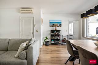 KIJKDAG zaterdag 9 mei 2026 tussen 10-12u. Inschrijven vereist.

Ontdek dit lichtrijke en instapklare appartement, ideaal gelegen in een rustige doodlopende straat in Antwerpen. Gelegen op de eerste verdieping, combineert deze woonst comfort, ruimte en een uitstekende ligging – perfect voor gezinnen, koppels of als investering.

Bij het betreden van het appartement komt u in een inkomhal die toegang biedt tot de verschillende ruimtes. De ruime en gezellige woonkamer geniet van veel natuurlijk licht en vormt het hart van de woning. Aansluitend bevindt zich een praktische en uitgeruste keuken.

Het appartement beschikt over twee volwaardige slaapkamers, ideaal als master bedroom en extra kamer (kinderkamer, bureau of dressing). De badkamer is verzorgd en uitgerust met douche, lavabo en toilet.

Een absolute troef is het uitstekende terras, waar u in alle rust kan genieten van een kop koffie of een gezellige avond.

Daarnaast beschikt het appartement over een privatieve kelderberging, ideaal voor extra opslagruimte.

Troeven:
Ruim terras,
Privatieve kelderberging,
Praktische indeling,
Rustige doodlopende straat,
Mobiscore 9,5/10
Nabij winkels, openbaar vervoer en invalswegen,

Dankzij de centrale ligging bent u snel in Antwerpen-centrum, terwijl u toch geniet van een aangename woonomgeving.
Ideaal als eerste woning, gezinsappartement of investering.

Interesse? Contacteer ons vandaag nog voor een bezoek!