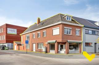 <p>Bekijk ook zeker de 3D virtuele tour en krijg zo nog beter een beeld van wat deze woning u te bieden heeft.<br /><br /><br />Dit handelspand/woning, gelegen in het centrum van Mol omvat volgende extra troeven dat het zeker de moeite waard is om deze woning te bezichtigen;<br /><br /><br />*perfect voor zelfstandigen/vrije beroepen<br /><br />*zeer veel mogelijkheden - meergezinswoning eventueel mogelijk<br /><br />*ideale locatie op wandelafstand van het rondplein/scholen/station/etc...<br /><br />*veel ruimte (358m² bewoonbare opp.), meerdere slaapkamers mogelijk<br /><br />*tuin - kelder - rolluiken aanwezig - PVC ramen - aparte garage<br /><br /><br />Wenst u meer info over deze woning of een vrijblijvende bezichtiging, contacteer dan ons kantoor op het nummer 014300208 en wij helpen u graag verder!</p>
