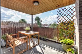 MODERN, ENERGIEZUINIG APPARTEMENT IN HOUTHALEN-OOST<br /><br />Dit ruime appartement is gelegen langs de Weg naar Zwartberg in Houthalen-Oost, langs de Okay en schuin tegenover een Carrefour. Ook andere voorzieningen zoals scholen, restaurants en de oprit van de E314 zijn van hieruit zeer vlot bereikbaar.<br /><br />Het appartement is gelegen op de eerste verdieping (geen lift) en kan dankzij haar ligging aan de zijkant van het gebouw kan u genieten van veel lichtinval. Het leefgedeelte ligt aan de rustige achterzijde omvat een ruim leefgedeelte van meer dan 35 m² bestaande uit uit een keuken, een eetplaats en een gezellige zithoek. Van hieruit heeft u toegang tot het zuidelijk georiënteerde en overdekte terras.<br /><br />Voorts is het appartement voorzien van 2 slaapkamers, een nachtgang, inkomhal, gastentoilet, badkamer en een wasplaats/berging. In de kelderverdieping is er bovendien een privatieve kelderberging voorhanden en uw wagen kan u stallen op uw ondergrondse autostaanplaats. Ook is er in de kelderverdieping een gemeenschappelijke fietsenberging, bezoekers kunnen hun wagen dan weer parkeren op de parking voor het gebouw.<br /><br />Enkele TROEVEN van dit appartement opgelijst:<br /><br />+ Recent, modern appartement<br />+ Energiezuinig: EPC-label A<br />+ Geen gemeenschappelijke, maandelijkse kosten<br />+ Zuidelijk georiënteerd, overdekt terras<br />+ Aankoop aan 2% registratierechten mogelijk (voor de rechthebbenden)<br />+ Ideaal als investering: reeds verhuurd (bruto huurrendement 3,12% )<br />+ Autostaanplaats en kelderberging inbegrepen<br />+ Gemeenschappelijke fietsenberging<br />+ Goed onderhouden + instapklaar<br />+ Elektriciteit is goedgekeurd<br />+ Toplocatie nabij winkels en scholen<br /><br />Kortom, een modern, energiezuinig appartement op een centrale locatie in Houthalen-Oost. Meer info? Contacteer Maarten Delbroek via maarten@vestio.com of bel naar 0471/034804.<br /> 