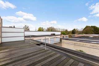 Dit gunstig gelegen op te frissen appartement bevindt zich in een kleinschalig gebouw, op wandelafstand van een lagere school en vlot bereikbaar met openbaar vervoer.<br />Via de inkomhal bereikt men de nachthal die toegang biedt tot de verschillende ruimtes.<br /><br />De leefruimte geniet van veel natuurlijk daglicht door de grote raampartijen. Via de leefruimte bereikt men de keuken welke is uitgerust met de nodige toestellen. <br />Zowel via de leefruimte als de keuken bereikt men het zuidgericht terras (6m²). <br /><br />Verder beschikt dit appartement over 2 ruime slaapkamers (13m² /14,5m²) en een badkamer. De badkamer is uitgerust met een bad met douchefunctie, douche en een dubbele wastafel in een badkamermeubel. Eén van de slaapkamers (13m²) geeft toegang tot het tweede zeer ruim terras (18m²). <br /><br />De twee bergruimtes (5m²/15m²) zorgen voor extra opslagruimtes, waarvan één voorzien is van aansluiting voor wasmachine en droogkast. <br /><br />Tot slot is er een garagebox met staanplaats verplicht aan te kopen voor €20.000.<br /><br />Pluspunten:<br />+ Gunstige en centrale ligging<br />+ 2 slaapkamers<br />+ 2 terrassen<br />+ 2 bergruimtes<br />+ EK conform<br />+ Lage gemeenschappelijke kosten<br />+ Garagebox met staanplaats (€20.000) <br /><br />Interesse in dit leuk op te frissen appartement? Contacteer VB Vastgoed via 03 337 50 70 of info@vbvastgoed.be.