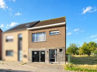 <p><strong>RUIME</strong> gesloten bebouwing met <strong>INPANDIGE GARAGE</strong> en <strong>UITBREIDINGSMOGELIJKHEDEN</strong> in een <strong>VERKEERSLUWE STRAAT</strong> te Ename (Oudenaarde). Deze <strong>TE RENOVEREN GEZINSWONING</strong> biedt een praktische indeling en vormt een uitstekende basis voor wie een woning volledig naar <strong>EIGEN SMAAK</strong> wil afwerken. De lichtrijke woonkamer sluit aan op de keuken en <strong>AANPALENDE BERGING/WASPLAATS</strong>. Verder beschikt de woning over een badkamer en <strong>DRIE AANGENAME SLAAPKAMERS</strong>. Voldoende bergruimte is voorzien in de <strong>KELDER, GARAGE</strong> en op de ruime zolder, waarbij deze laatste bovendien interessante mogelijkheden biedt voor <strong>UITBREIDING NAAR EXTRA SLAAPKAMERS</strong>. Buiten geniet u van een <strong>DIEPLOPENDE TUIN EN TERRAS</strong>. Gelegen in een rustige straat nabij winkels, scholen, openbaar vervoer, <strong>VERBINDINGSWEGEN (N8, N46 &amp; N60) </strong>en de <strong>HISTORISCHE DORPSKERN VAN ENAME</strong>.<br /><br />Adres: Generaal Merchierstraat 15 te Oudenaarde<br /><br />Renovatieplicht van toepassing; P-score: D, G-score: D; Bestuursmaatregelen in maatregelenregister: neen; Vrij bij akte.</p>