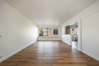 <strong>INDELING<br />Via de inkomhal kom je in de woonkamer (ca.28<span>m²)</span><span> </span>op laminaat.<br />Aangrenzend bevindt zich de volledig nieuwe keuken <span>voorzien van kookvuur, oven, dampkap, koelkast en vaatwasser.<br /></span>Via de nachthal krijgt men toegang tot het apart toilet, de nieuwe badkamer voorzien van inloopdouche en de 2 slaapkamers.<br />Achteraan bevindt zich nog een klein<b> terras.<br /></b><br />BIJZONDERHEDEN<br />Volledig gerenoveerd appartement met een EPC score A en conforme elektriciteits keuring.<br /><br />POSITIEVE ASPECTEN<br />Centraal gelegen<br />Vlakbij scholen, winkels en openbaar vervoer<br />Autostaanplaats<br />Als nieuw gerenoveerd<br /></strong>