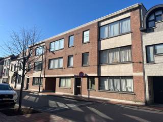Het appartementsgebouw is zeer centraal gelegen vlakbij winkels, scholen, station, bushalte, Lakeside, Duinenwater,..De appartementen zijn ingedeeld...