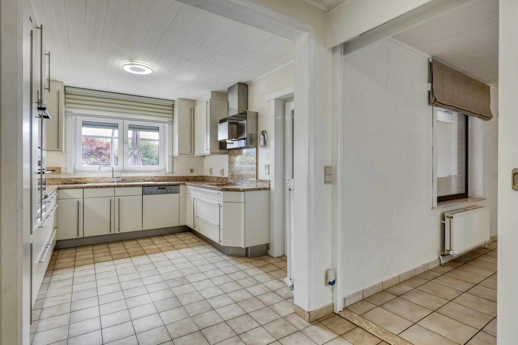 Rustig gelegen woning met 2 garages - foto 5