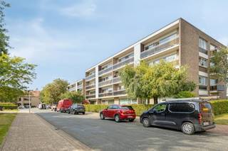 In het gezellige en groene Bazel vindt u dit ruime en lichtrijke appartement te koop. Het pand bevindt zich op een uitstekende locatie in de Parklaan, midden in het centrum en op wandelafstand van het sfeervolle park van Bazel en het historische kasteel Wissekerke. Dankzij de centrale maar zeer rustige ligging geniet u hier in Bazel van de perfecte balans tussen alle voorzieningen en een aangename leefomgeving.<br /><br />Indeling van het pand:<br /><br />- Inkomhal: Met praktische ingemaakte kasten.<br />- Woonkamer: Ruime en lichtrijke leefruimte.<br />- Keuken<br />- Terras met bergkast.<br />- Badkamer met inloopdouche en lavabo.<br />- Toilet: Afzonderlijk gastentoilet.<br />- Kamers: 3 volwaardige kamers (waarvan 2 slaapkamers en 1 ruimte ideaal als bureau of hobbykamer).<br />- Garage: Inclusief privatieve garage.<br /><br />Belangrijkste troeven en bereikbaarheid:<br /><br />- Vernieuwd schrijnwerk: Recent vernieuwde ramen.<br />- Rust &amp; ruimte: Een zeer ruim appartement op een zeer rustige locatie binnen de dorpskern.<br />- Uitstekende ligging: Scholen, winkels en openbaar vervoer bevinden zich op wandelafstand.<br /><br />Interesse in dit appartement? Vraag uw bezoek aan via Dewaele.com<br /><br />Bestuursmaatregelen in het maatregelenregister: nee<br /><br />Deze AI-visualisaties zijn bedoeld als inspiratie. Er werd geen rekening gehouden met technische specificaties, stedenbouwkundige voorschriften of de concrete mogelijkheden tot realisatie.
