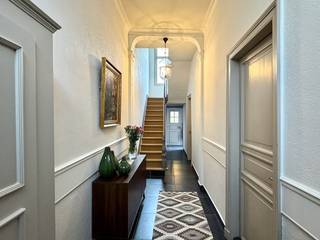 STARTPRIJS. BEZOEKDAG op 19/09 van 11u tot 16u. Bezoeken zijn enkel mogelijk op afspraak via info@wulfenmeester.be of 050/694 694. 
Deze STATIGE &amp; KLASSEVOLLE BURGERWONING met 4 slaapkamers, 2 badkamers &amp; gezellige STADSKOER, gelegen in het gegeerde Sint-Annakwartier, combineert CHARME, RUIMTE &amp; MODERN COMFORT. Door de gunstige ligging vlakbij winkels, scholen &amp; op wandelafstand van de Markt, Jan van Eyckplein en de Brugse Vesten geniet, u hier van een uiterst aangename woonomgeving. Indeling glvl.: inkomhal met toegang tot de kelder. De lichtrijke leefruimte in parketvloer straalt warmte en elegantie uit en is opgedeeld in een sfeervolle eetplaats met sierschouw en ingebouwde vitrinekast en een gezellige zithoek met ingebouwde gashaard. Prachtige, volledig ingerichte leefkeuken met zicht op de stadskoer. Op het gelijkvloers vindt u tevens een mooie badkamer, uitgerust met ligbad, lavabo en toilet, evenals een ruime en handige  berging/wasplaats.
De 1°V omvat twee ruime slaapkamers en een apart toilet met lavabomeubel. Op de 2°V bevinden zich nog twee volwaardige slaapkamers en een volledig nieuwe badkamer met ligbad, inloopdouche, dubbel lavabomeubel en wc. Ruime, geïsoleerde zolder met vaste trap, die tal van mogelijkheden biedt (extra kamers, bureau, hobbyruimte…).
Verder beschikt de woning over CV op aardgas, epc 247 kWh/m, label C,  een conforme elektrische installatie en nieuw schrijnwerk met dubbele beglazing aan de voor- en achtergevel.  Kortom, een instapklare topper met karakter en ruimte op een uitstekende locatie! Vg, Wche, Gmo, Gvkr, Gvv.

