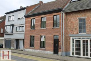 Karaktervolle ééngezinswoning met drie slaapkamers en een tuintje, gelegen op de Beersebaan vlakbij het centrum van Gierle.De woning heeft volgende...
