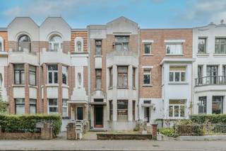 <p>Gelegen in een rustige en residentiële wijk van Deurne, combineert de Venneborglaan een aangename woonomgeving met een uitstekende bereikbaarheid. Winkels, scholen, openbaar vervoer en belangrijke invalswegen bevinden zich op korte afstand, wat deze locatie bijzonder aantrekkelijk maakt voor huurders én investeerders.</p><p><br /></p><p>Op deze gegeerde ligging bevindt zich dit interessante opbrengstgebouw, bestaande uit drie wooneenheden. Het gebouw omvat drie ruime 1-slaapkamerappartementen waarbij het gelijkvloerse appartement over een tuin beschikt en de 2 overige appartementen over een balkon. Er zijn 3 conformiteitsattesten beschikbaar en de appartementen zijn alle 3 verhuurd.</p><p><br /></p><p>Structureel/technisch werd het gebouw +/- 10 jaar geleden up-to-date gebracht en werd het esthetisch opgefrist, hetgen betekent dat er nu enkel esthetische investeringen dienen te gebeuren.</p><p><br /></p><p>Extra troeven: Beperkte gemeenschappelijke kosten</p>