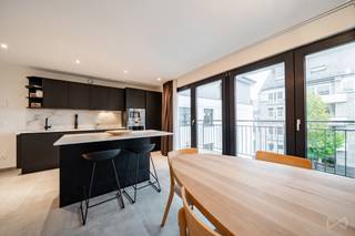 WE INVEST Sud-Luxembourg vous présente cet appartement moderne et lumineux, idéalement situé en plein cœur du centre-ville d’Arlon. Construit en...