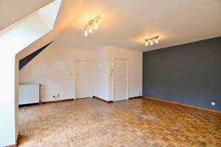 ***NIEUWE PRIJS***Dit <strong><span>instapklare één</span></strong>-slaapkamerappartement is gelegen in het hart van Sint-Truiden, op wandelafstand van alle voorzieningen, vlak achter de Grote Markt. Het appartement is gelegen op de 3de verdieping van residentie Belvista in de Beekstraat.<br /><br />We betreden het appartement via de inkomhal, met apart gastentoilet. Vanuit de inkomhal komen we terecht in de L-vormige leefruimte met open keuken. De open keuken is voorzien van een keramische kookplaat, een dampkap, een dubbele spoelbak en een vrijstaande koelkast met diepvries. Het appartement geniet van veel lichtinval dankzij de grote dakraampartijen, wat zorgt voor een aangename en open sfeer in de leefruimte. De <strong><span>degelijke parketvloer</span></strong> draagt bij aan de warme en stijlvolle uitstraling. Het appartement is voorzien van een ruime slaapkamer met aansluitend de badkamer. Deze werd recent vernieuwd en biedt modern comfort.<br /><br />Gelegen op wandelafstand van winkels, horeca, openbaar vervoer en alle stadsvoorzieningen, is dit appartement ideaal voor wie graag centraal woont zonder in te boeten op rust en privacy.<br /><br />Op zoek naar een goede investering of gezellige thuisbasis? Bel ons snel op 011 70 70 19