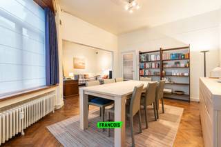 In het hart van Oostende treffen we dit ruim, lichtrijk appartement aan. Het pand is steeds met de nodige zorg onderhouden en is perfect instapklaar. Ze geniet daarenboven van talrijke troeven. <br /><br />Eerst en vooral is er de uitermate gunstige ligging pal in het centrum van Oostende. U heeft alle faciliteiten binnen handbereik, gaande van winkels tot horeca, openbaar vervoer en uiteraard het strand. <br /><br />Daarenboven betreft het een zeer lichtrijk appartement. Dankzij de brede raampartijen en hoge plafonds is er steeds een lichtrijk en open gevoel. Er is ruimte voor zowel een eet-als leefhoek, die naadloos in elkaar overvloeien en toch hun eigenheid behouden. <br /><br />Aanpalend is er de ruime keuken die functioneel uitgerust is. Er zijn twee zeer grote slaapkamers aanwezig. In de badkamer is er een lavabo alsook bad/douchecombinatie. <br /><br />Er is een gemeenschappelijke fietsenberging in het gebouw alsook een privatieve kelder. Tot slot is er dus ook de mogelijkheid tot aankoop van een autostaanplaats in een nabij gelegen parking. <br /><br />Bent u op zoek naar dé ideale uitvalsbasis aan zee? Aarzel dan niet en neem contact op voor meer info of een afspraak!<br /><br />