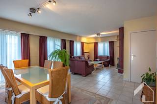 <p><span>Maison jumelée avec grenier meublé (3 à 4 chambres) située dans un quartier calme et verdoyant à quelques minutes à pied du centre de Wuustwezel</span></p><p><span> </span></p><p><span>Cette maison familiale largement rénovée est située à proximité du centre de Wuustwezel avec ses magasins, ses transports en commun,.... et entourée de calme et de verdure. Cette rue sans voiture est facilement accessible par différentes routes d'accès.</span></p><p><span>Pour la détente et la nature, il n'y a pas besoin d'aller bien loin avec plusieurs bois, parcs et associations dans les environs immédiats. </span></p><p><span> </span></p><p><span>Il s'agit d'une maison familiale jumelée avec jardin, garage et voie d'accès pour plusieurs voitures. </span></p><p><span>Par le hall d'entrée avec toilettes pour invités </span></p>