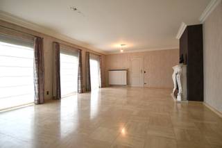 Op zoek naar een instapklare woning met ruimte, licht en omgeven door groen? Deze charmante eigendom, gelegen vlakbij het centrum van Gullegem,...