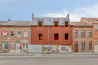 Appartement 4 bevindt zich bovenaan residentie CHE VISTA! en strekt zich uit over verdiepingen +2 en +3. De leefruimte ligt op de tweede verdieping, terwijl de bovenste verdieping volledig is ingericht als slaapgedeelte.<br /><br />Op verdieping +2 bevinden zich de keuken, eetkamer en salon, aangevuld met een berging en toegang tot het zuidgerichte terras van ca. 6,08 m². De ligging bovenaan het gebouw en de architectuur onder het dak geven deze leefruimte een eigen karakter.<br /><br />Via de interne trap bereik je verdieping +3, waar zich twee slaapkamers, de badkamer, een afzonderlijk toilet en de nachthal bevinden. Door de schuine dakvlakken krijgt deze verdieping een gezellige, meer intieme uitstraling.<br /><br />Troeven: 2 slaapkamers, duplex op de bovenste verdiepingen, zuidgericht terras, private parkeerplaats, warmtepomp, vloerverwarming, ventilatiesysteem D, BEN-niveau E30 met mogelijkheid tot E10.<br /><br />Deze nieuwbouweenheid kan onder de wettelijke voorwaarden in aanmerking komen voor aankoop aan het verlaagde btw-tarief van 6% in het kader van afbraak en heropbouw.<br /><br />Lijkt deze woning wel iets voor jou? Plan dan snel een bezoek door te bellen naar 012 23 00 23 of stel je vragen aan dries@immo-leroi.be.