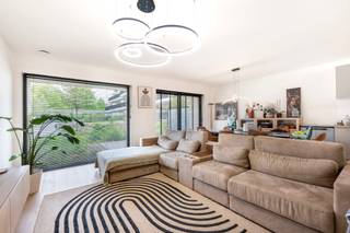 <p>Ruim &amp; modern gelijkvloers appartement in Steendorp<br />Dit recent gebouwd appartement (2021) bevindt zich in de Gelaagstraat te Steendorp, een rustige woonwijk met vlotte verbindingen naar nabijgelegen steden en openbaar vervoer op wandelafstand. De combinatie van rust en bereikbaarheid maakt het ideaal voor zowel eigen bewoning als investering.<br /><br />Het appartement is gelegen op de gelijkvloers verdieping van het energiezuinige gebouw (EPC A, ventilatiesysteem D) en biedt 109m² woonoppervlakte. Bij binnenkomst word je verwelkomd in een ruime inkomhal met gastentoilet. De lichtrijke leefruimte met open, volledig uitgeruste keuken geniet van grote raampartijen die toegang geven tot het terras van 13m² - perfect om te genieten van de buitenlucht.<br /><br />Verder beschikt het appartement over twee ruime slaapkamers, een moderne badkamer met inloopdouche en dubbel lavabomeubel, en een praktische berging met aansluiting voor een wasmachine.<br /><br />Wat maakt dit appartement uniek?<br />- EPC A - energiezuinig wonen<br />- Ruim terras van 13m²<br />- 2 volwaardige slaapkamers<br />- Ondergrondse parkeerplaats<br />- Rustige, maar centrale ligging met goede bereikbaarheid<br /><br />Beide parkeerplaatsen extra aan te kopen voor €43.000.<br /><br />Het appartement is vrij bij akte.<br />Interesse? Neem contact met ons op voor een bezichtiging!</p>