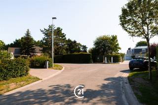 <p>Bouwgrond in Sint-Denijs-Westrem!</p><p>Op een rustige en gegeerde locatie in Sint-Denijs-Westrem bevindt zich deze bouwgrond in de Kareelstraat.<br />De grond biedt mogelijkheden om een villa of bungalow te realiseren.</p><p>De verkavelingsvoorschriften voorzien een maximale kroonlijsthoogte van 6 meter en een dakhelling tussen de 32° en 45°.<br />Er dient rekening gehouden te worden met een voortuinstrook van minimaal 6meter, zijdelingse bouwvrije stroken van 4m en een afstand van 6m tot de achterste perceelsgrens.</p><p>Droomt u van het bouwen van een woning die volledig is afgestemd op uw woonwensen, op een toplocatie in Sint-Denijs-Westrem? Dan is dit perceel exact wat u zoekt.<br />Aarzel niet en contacteer ons voor meer informatie.</p>