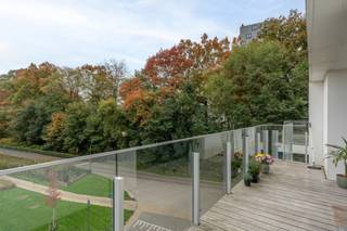 <strong>Recent ('22) en volledig instapklaar appartement op mooie ligging<br /></strong>A label I goedgekeurde elektriciteit tem 2046 I onder registratie<br /><br /><strong>Zeer gunstig gelegen</strong> op een rustige en centrale ligging, nabij de Nieuwe Kaai van Turnhout. Winkels, horeca, scholen, openbaar vervoer en ontspanningsmogelijkheden op wandel- en fietsafstand. Alsook een vlotte bereikbaarheid naar de Ring en autostrade E34<br /><br />Dit energiezuinige hoekappartement bevindt zich op de <strong>derde verdieping</strong> van een kleinschalig appartementencomplex met mooi zicht op aanpalend groen en de vaart. <br /><br />Via de inkomhal kom je in de <strong>zeer</strong> <strong>lichtrijke leefruimte</strong> die werd gerealiseerd door de vele raampartijen tot op de grond, en met een open keuken en eethoek. Via een groot schuifraam hebt je toegang tot een ruim terrras van 10 m² dat uitkijkt naar de vaart en op groen. Hier kan je optimaal genieten van de ochtend en middagzon.<br /><br />De volledig ingerichte keuken beschikt over een vaatwasser, koelkast, inductie kookplaat, dampkap, oven en spoelbak. Nabij ook een aparte berging die dienst doet als wasplaats en voorraadruimte.<br /><br />Via de nachthal bereik je de <strong>twee lichte slaapkamers</strong> van respectievelijk 11.56 m² en 9.56 m², het aparte toilet en de badkamer. De moderne badkamer is uitgerust met een <strong>ruime inloopdouche</strong> en een badkamermeubel met dubbele wastafel. <br /><br />Verder beschikt het appartement nog over een <strong>ondergrondse staanplaats en een kelderberging</strong> die verplicht <strong>bij aan te kopen zijn voor 25.000 euro. </strong>Een gemeenschappelijke fietsenstalling is inbegrepen.<br /><br />Het appartement is momenteel verhuurd aan zeer goede huurders die het uitstekend onderhouden dus ook voor investeerders zeker interessant.<br /><br />Ideaal voor mensen die houden van rustig en groen wonen en van hieruit mooie fiets- en wandeltochten kunnen ondernemen.