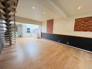 <strong>Woning met 3 slaapkamers te koop in Komen</strong><br /><br />Opzoek naar een starterswoning of een investering? Dan is dit pand iets voor u!<br /><br /><strong>Indeling:</strong><br />inkomhal, living, open keuken, berging, badkamer met toilet en tuin<br />1ste verdiep: 2 ruime slaapkamers<br />2de verdiep: 1 slaapkamer<br /><br /><strong>troeven:</strong>
<ul><li>mogelijkheid om garage erbij aan te kopen voor €20.000</li><li>nabij scholen en winkels</li><li>rustige buurt</li><li>zonnepanelen</li></ul>