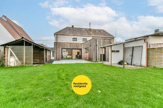 Deze ruime halfopen woning werd grondig vernieuwd en combineert hedendaags wooncomfort met een solide structuur. De leefruimte is lichtrijk en...