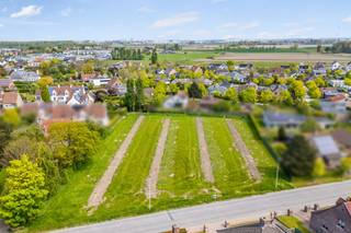 Bent u op zoek naar een ruim perceel om uw droomwoning te bouwen? Dan biedt Project Lissewegestraat in Uitkerke een unieke kans. Lot 5 is één van de twee nog beschikbare villaloten binnen dit project. Ook het naastgelegen lot 4 is nog te koop en wordt afzonderlijk aangeboden. Beide percelen zijn uitzonderlijk ruim, bouwrijp en bestemd voor open bebouwing.<br /><br />Villaloten van deze omvang komen slechts zelden op de markt in deze omgeving. Hier geniet u van een groene en residentiële omgeving, met winkels, scholen, openbaar vervoer en het centrum van Blankenberge op korte afstand. Ook de kust, de polders en de belangrijkste invalswegen zijn vlot bereikbaar, waardoor u geniet van een ideale combinatie van rust, ruimte en bereikbaarheid.<br /><br />Een extra troef is dat beide percelen bereikbaar zullen zijn via een private invalsweg, wat zorgt voor extra privacy, een veilige toegang en een exclusief karakter.<br /><br />Een van de grootste voordelen van deze bouwgronden is dat ze worden verkocht zonder bouwverplichting. U bent volledig vrij om uw woning te bouwen wanneer het u past, zo kunt u in alle rust uw droomwoning ontwerpen, volledig afgestemd op uw eigen smaak, woonwensen en levensstijl, met respect voor de geldende stedenbouwkundige voorschriften. Of u nu kiest voor een moderne villa of een tijdloze landelijke woning, u bepaalt zelf hoe uw toekomstige thuis eruit zal zien.<br /><br />Lot 5 in de Lissewegestraat biedt een unieke opportuniteit voor wie op zoek is naar een uitzonderlijk ruim perceel om een woonproject volledig naar eigen wens te realiseren. Ook lot 4 is nog afzonderlijk beschikbaar. Neem gerust contact met ons op voor plannen en meer informatie.<br /><br />